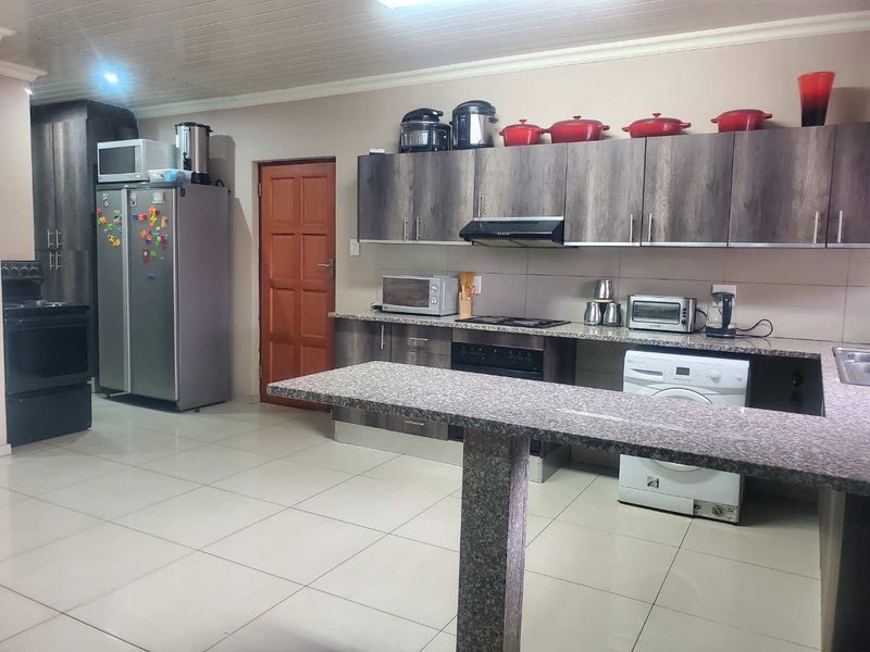 Luxury living in this modern 3-bedroom homes with double garages - Photo 9