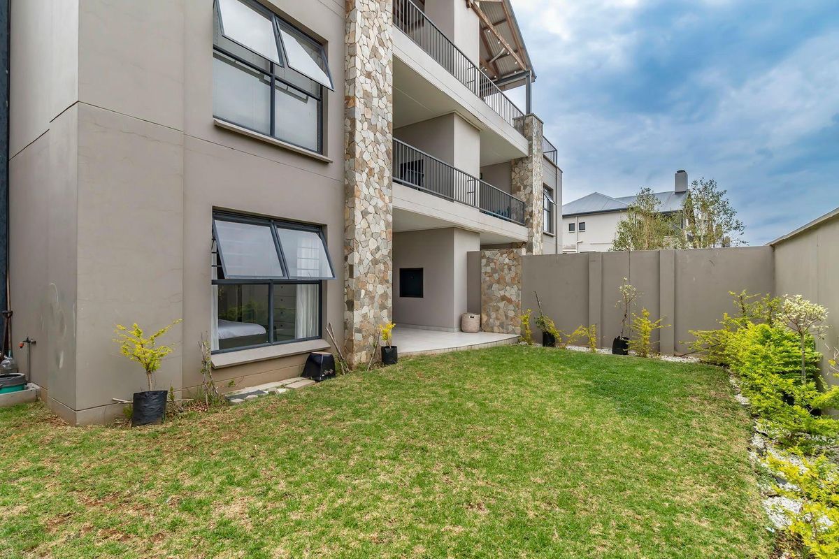 Ground floor unit in a sought-after Complex - Photo 4