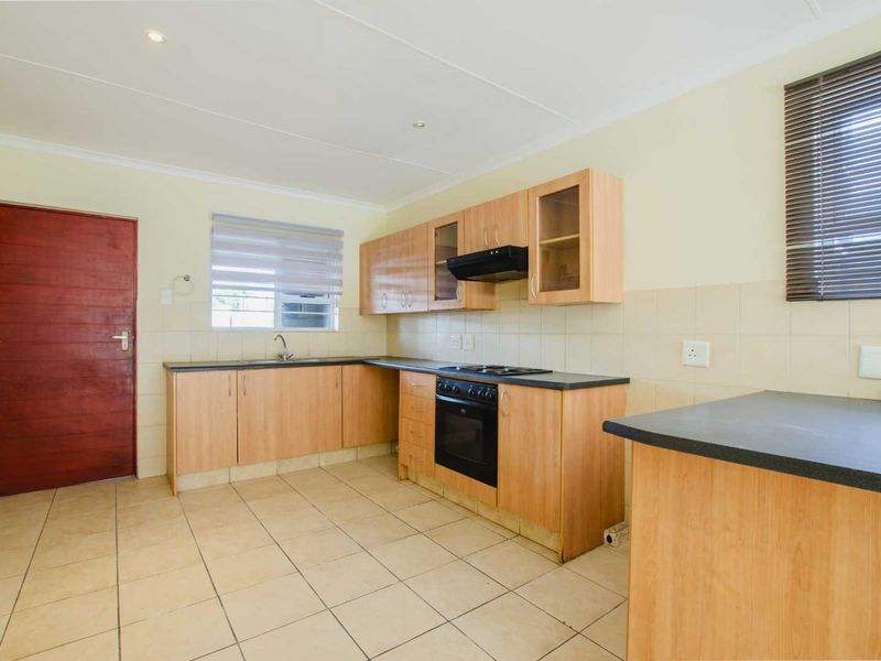 Spacious 2-Bed, 1-Bath Apartment with Patio & Garden - Photo 2