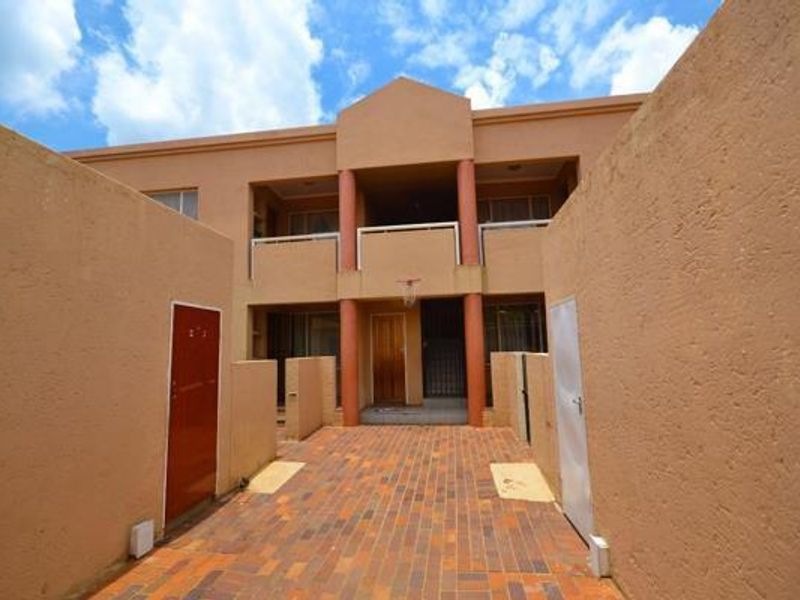 4 x 3 bedroom sectional title townhouses with single lock up garages - Photo 4