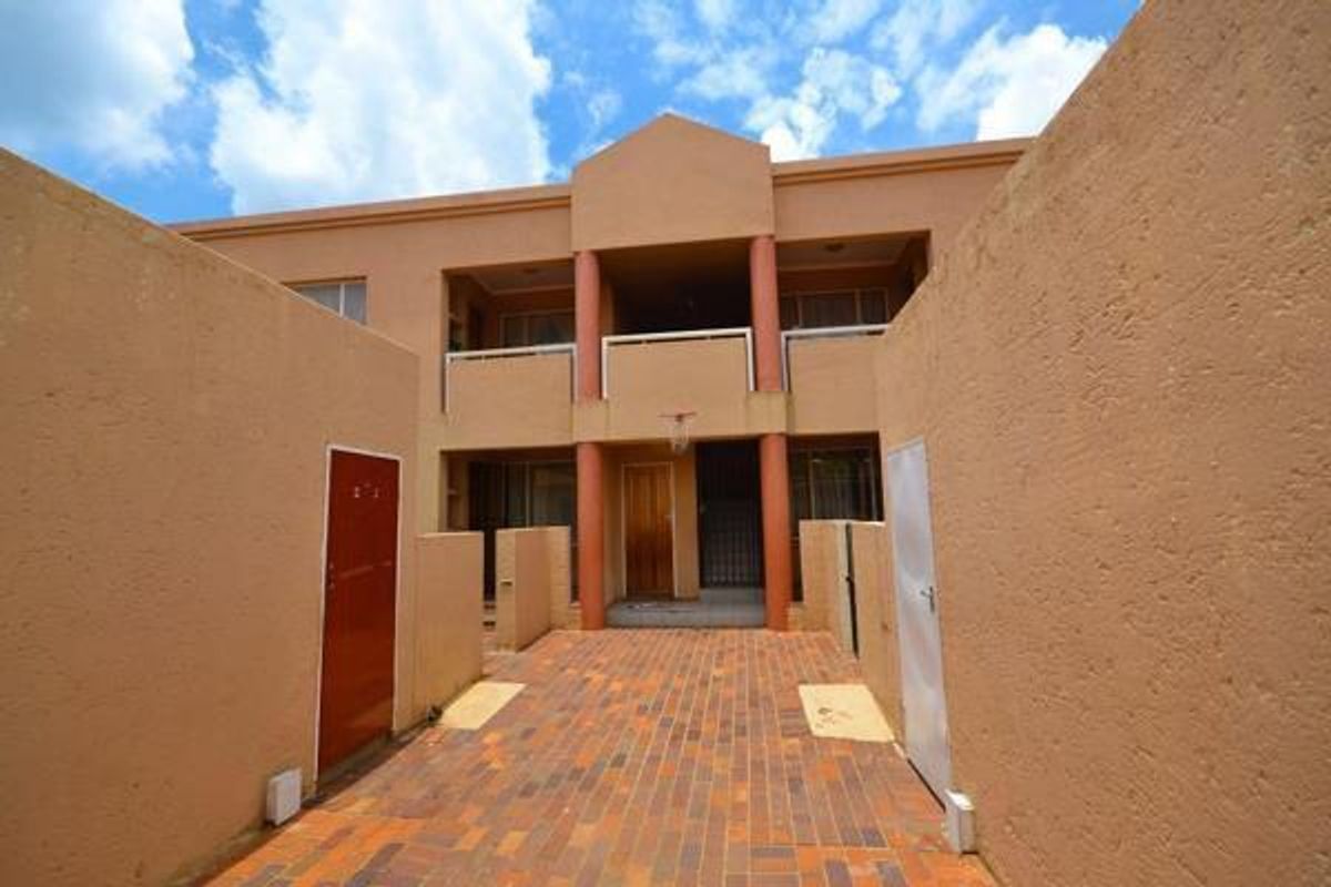 4 x 3 bedroom sectional title townhouses with single lock up garages - Photo 4