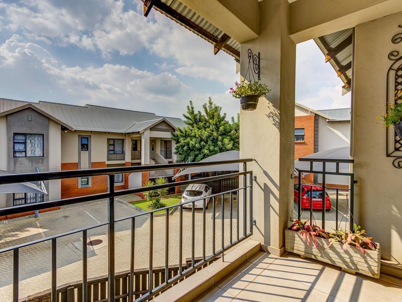 SUNNY, SECURE AND SPOTLESS UPSTAIRS UNIT - Photo 3