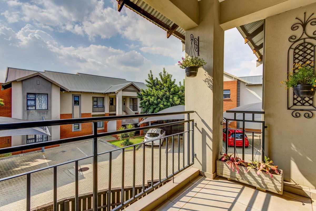 SUNNY, SECURE AND SPOTLESS UPSTAIRS UNIT - Photo 3