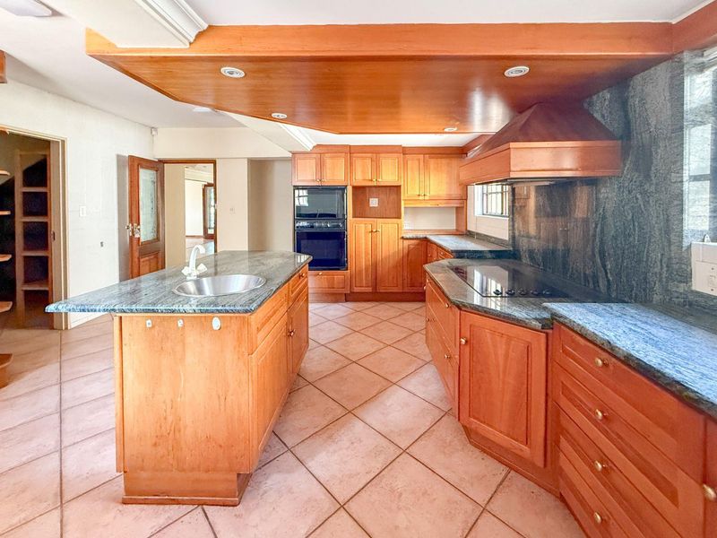 Elevate Legacy: Tuscan Majesty in Waterkloof's Secure Sanctuary. - Photo 10