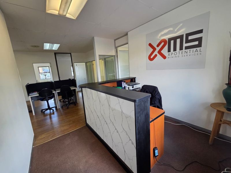 Prime First Floor Office Space To Let – Exceptional Location Next to Hillfox - Photo 8