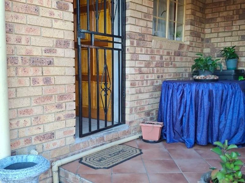 Stylish 3-Bedroom Townhouse in Secure Estate – Urgent Sale - Photo 3