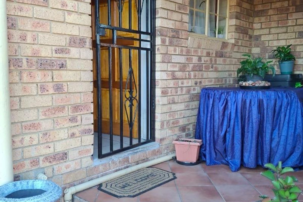 Stylish 3-Bedroom Townhouse in Secure Estate – Urgent Sale - Photo 3