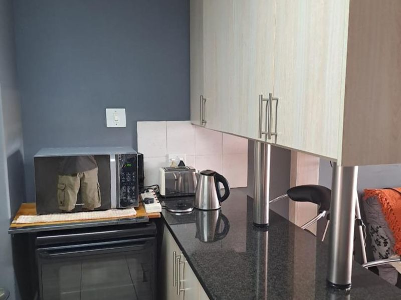 Stylish Loft Living in the Heart of Hillcrest – Perfect for Students & Young Professionals! - Photo 3