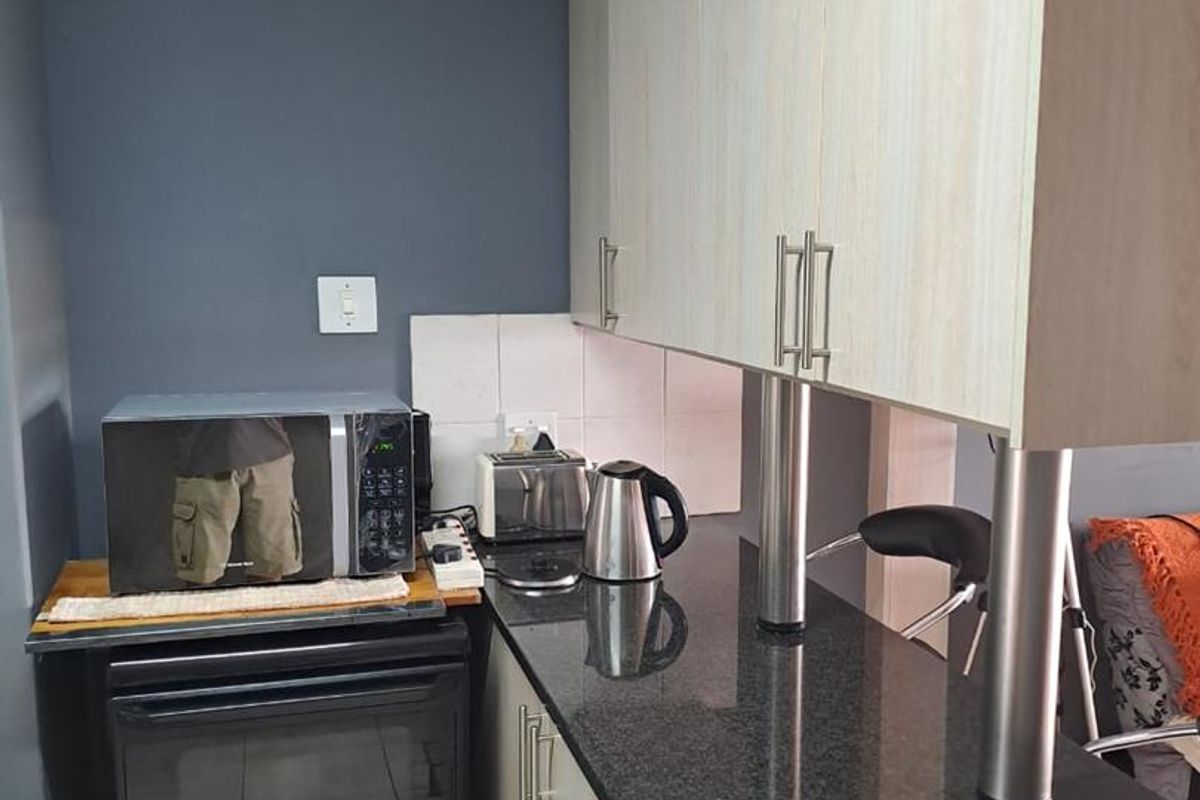 Stylish Loft Living in the Heart of Hillcrest – Perfect for Students & Young Professionals! - Photo 3