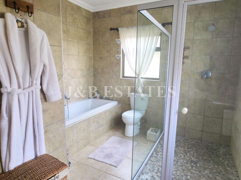 Luxury 3-Storey Townhouse - Photo 6