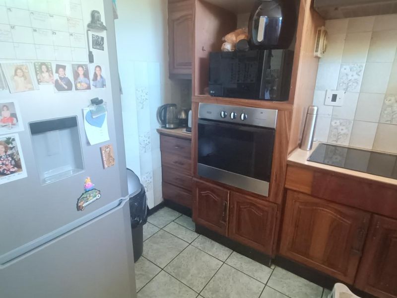 Spacious Duplex For Sale in Clubview. - Photo 2