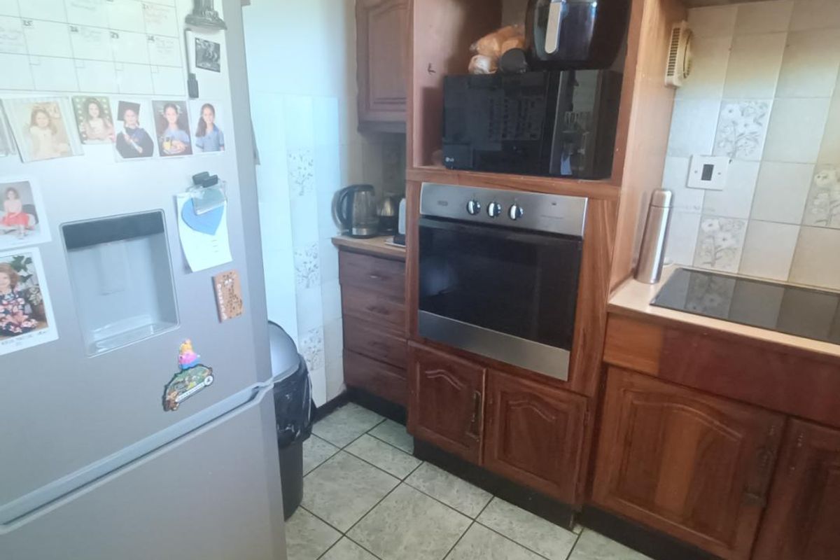 Spacious Duplex For Sale in Clubview. - Photo 2