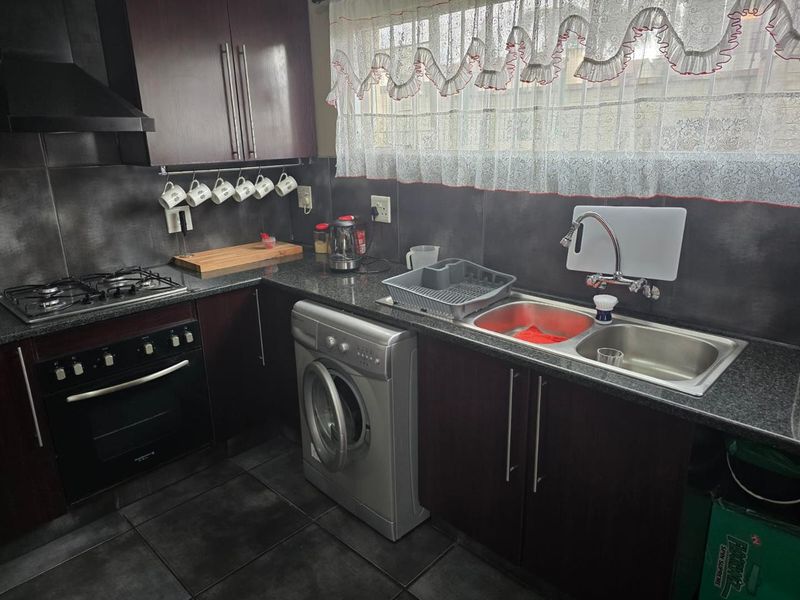 2 Bedroom Flat to Rent in Van Riebeeck Park - Photo 6