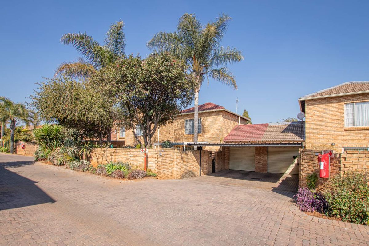 **Charming Duplex with Modern Comforts in Pristine Condition** - Photo 3
