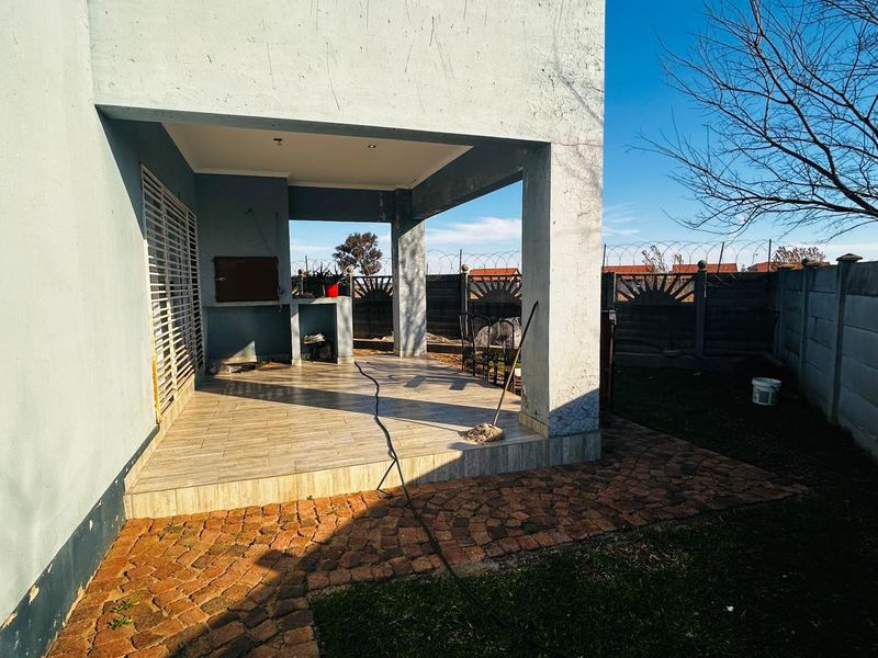 Spacious 4-Bed Home - Photo 4