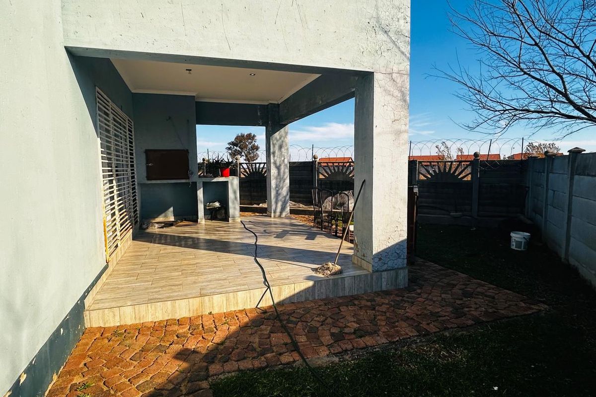 Spacious 4-Bed Home - Photo 4