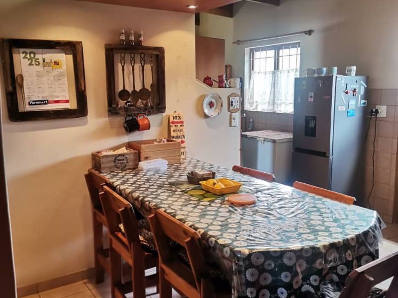 For sale - Hentiesbay "Spacious Serenity: 2-Bedroom House with Garden & Garages! - Photo 3