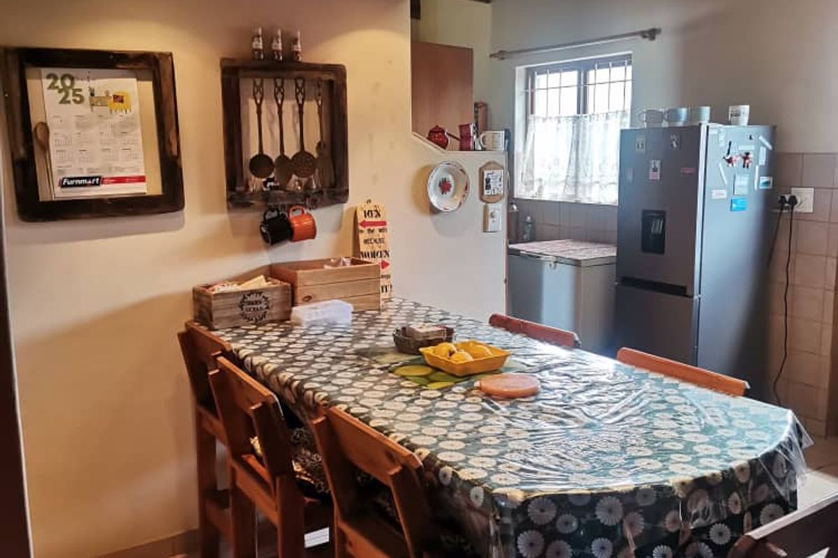 For sale - Hentiesbay "Spacious Serenity: 2-Bedroom House with Garden & Garages! - Photo 3