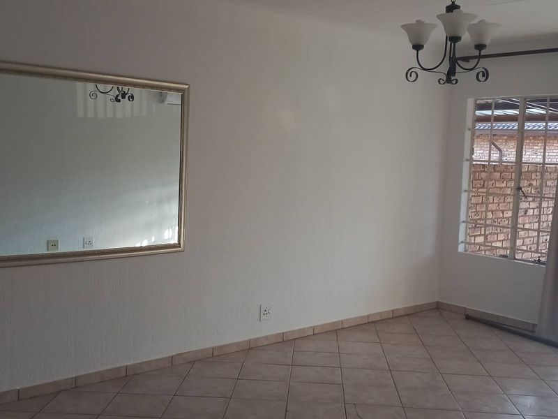 2 bedroom townhouse in sought after complex - Photo 4