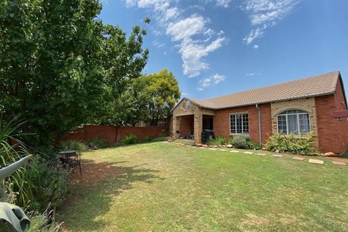 Three bedroom townhouse in Equestria Estate. - Photo 2