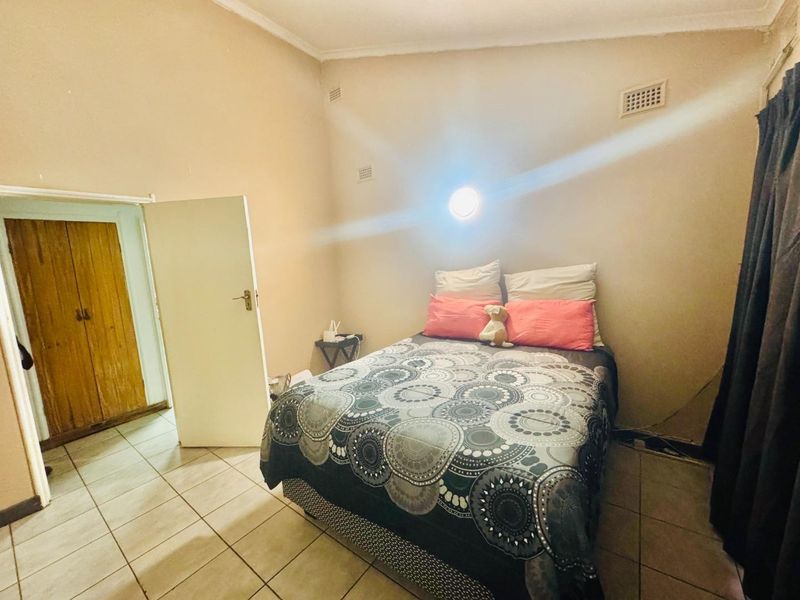 A very lovely 3,5 bedroom is now available to rent as from 1 July 2026 in a safe and secure suburb in Pinetown at Hatton Estate and close local amenities - Photo 8