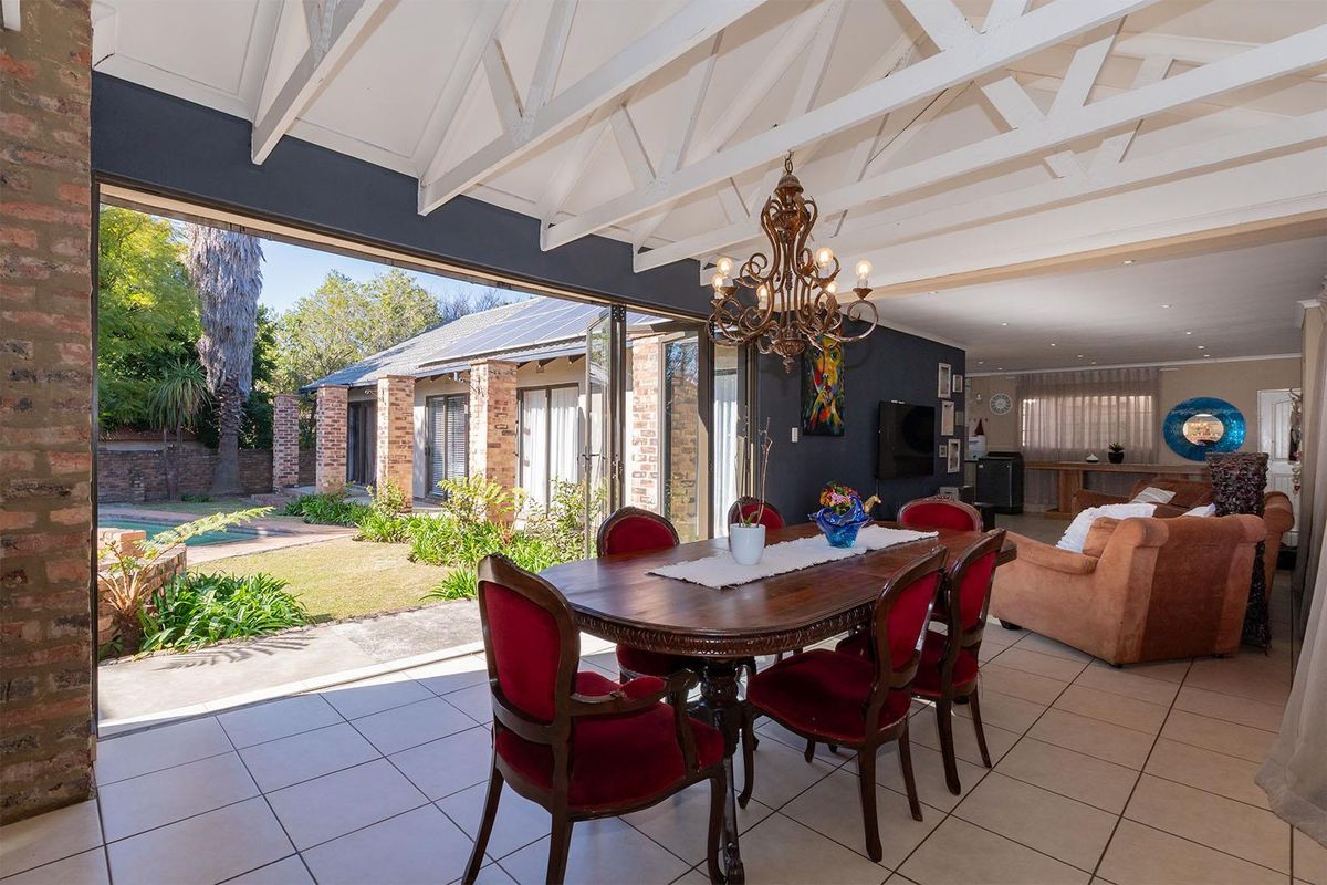 Stylish Family Living Meets Ultimate Entertainment – Modern 4-Bedroom Home in Glen Marais - Photo 4