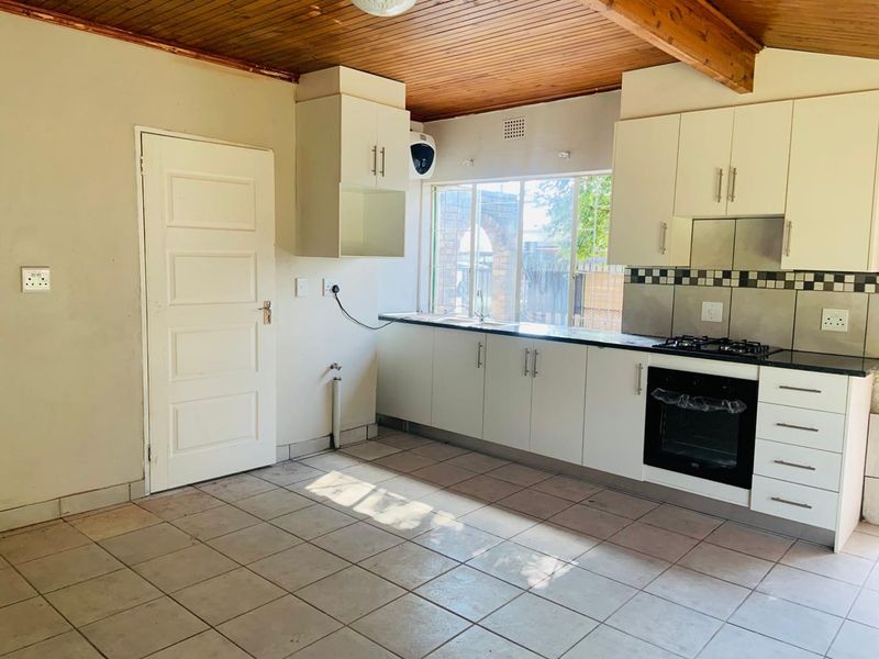 Newly Renovated Garden Cottage - Photo 3