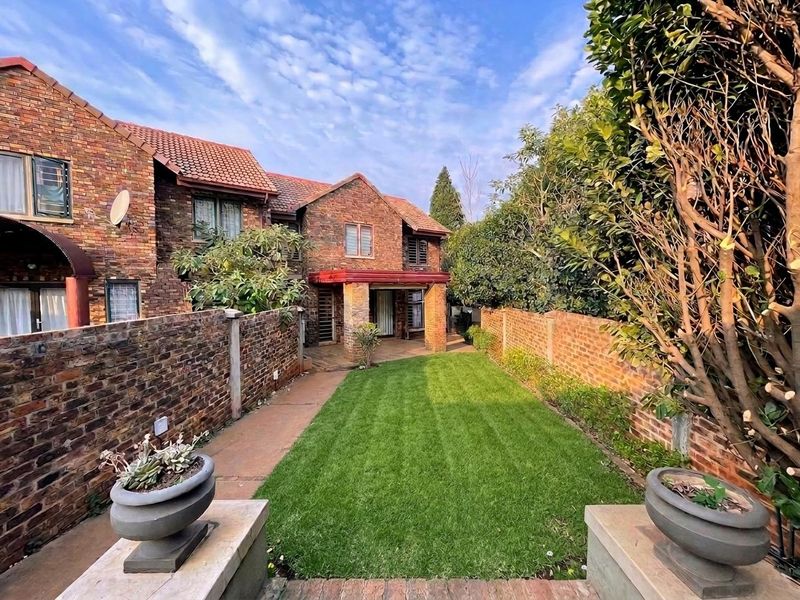 Renovated Corner Townhouse with Private Garden & Pizza Oven. No Loadshedding