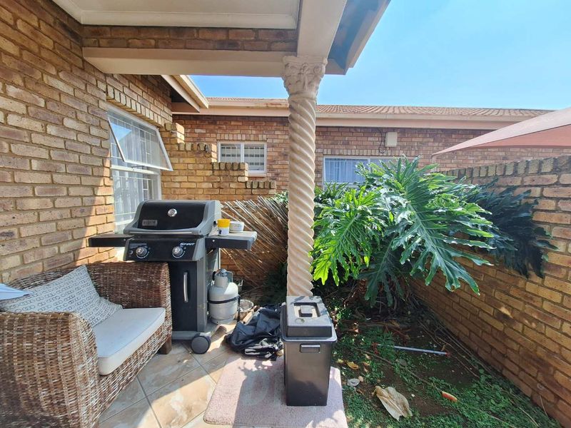 WOW!!! What Sale - Two Bedroom Ground floor Vandykpark - Photo 3
