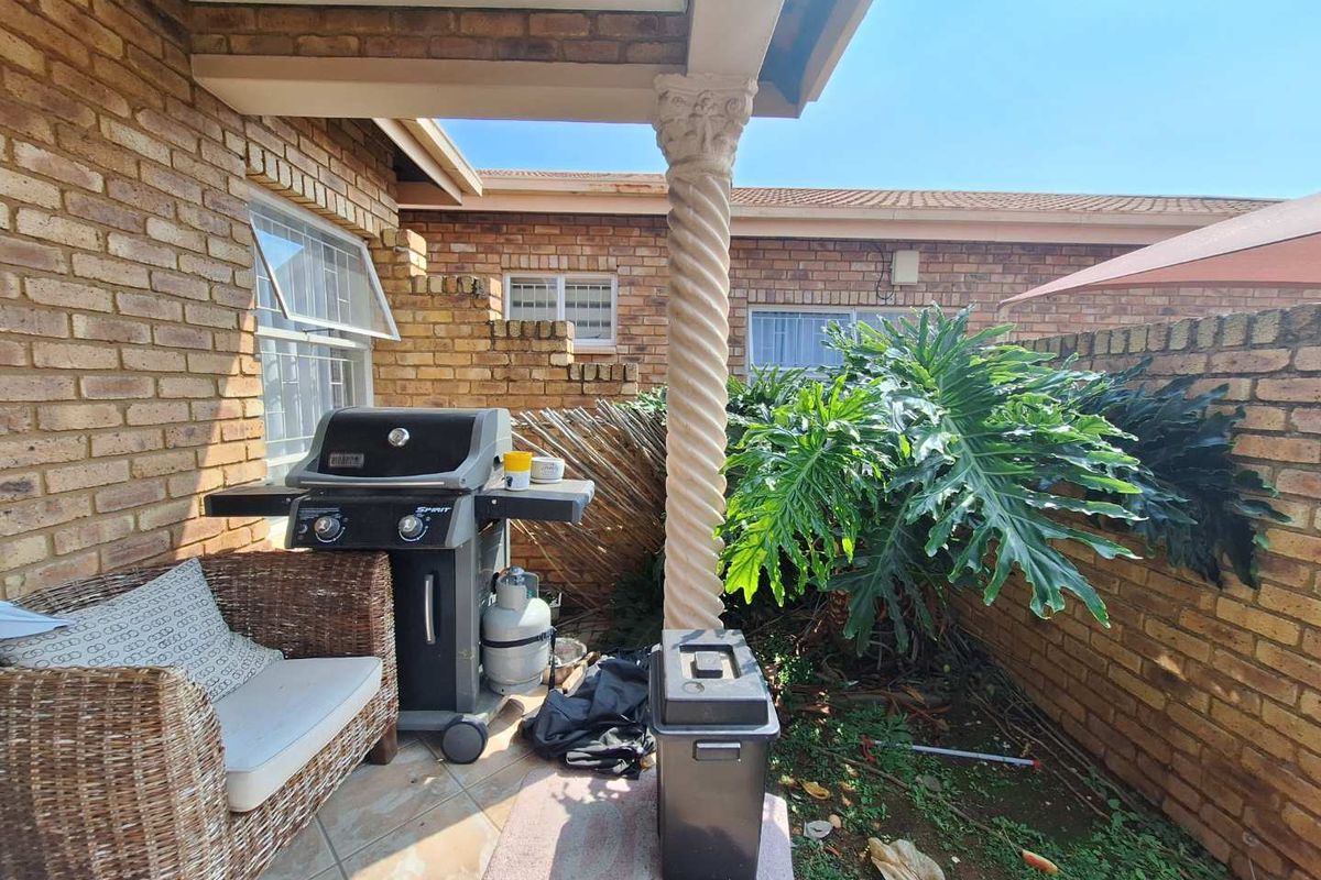 WOW!!! What Sale - Two Bedroom Ground floor Vandykpark - Photo 3