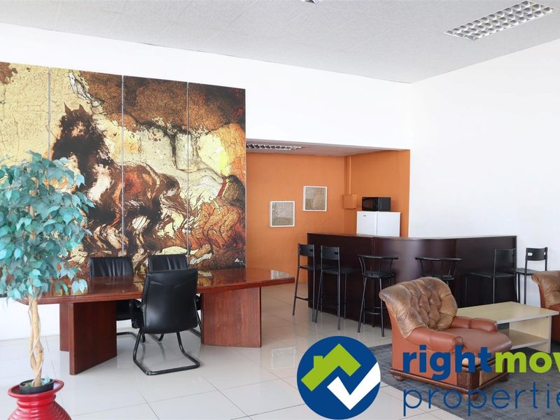 Business premises with Great Visibility in High Traffic Area. - Photo 5