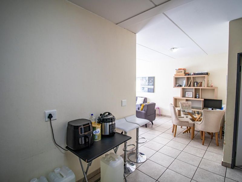 Charming 2-Bedroom with Easy Access to Shops & Transit - Photo 5
