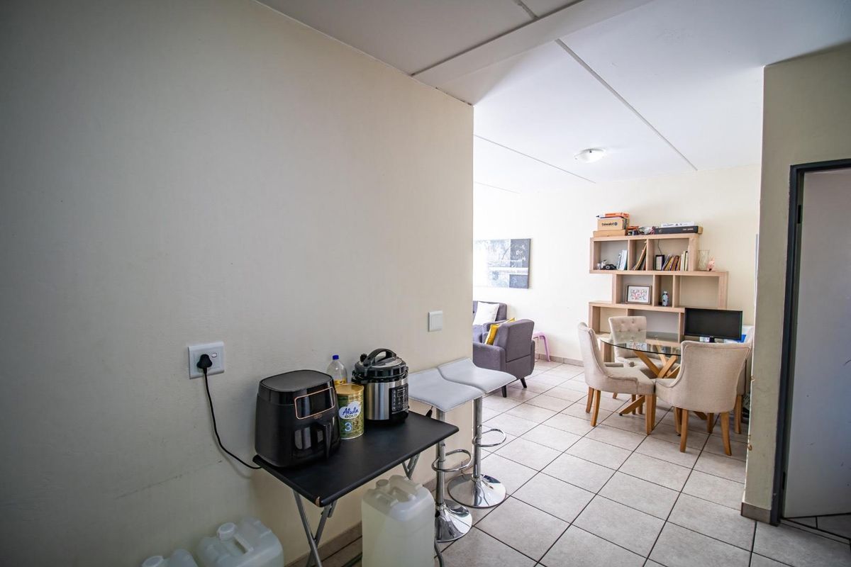 Charming 2-Bedroom with Easy Access to Shops & Transit - Photo 5