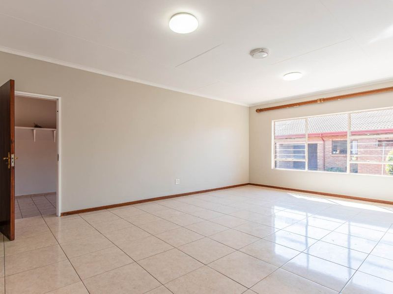 Charming Retirement Living - Photo 9