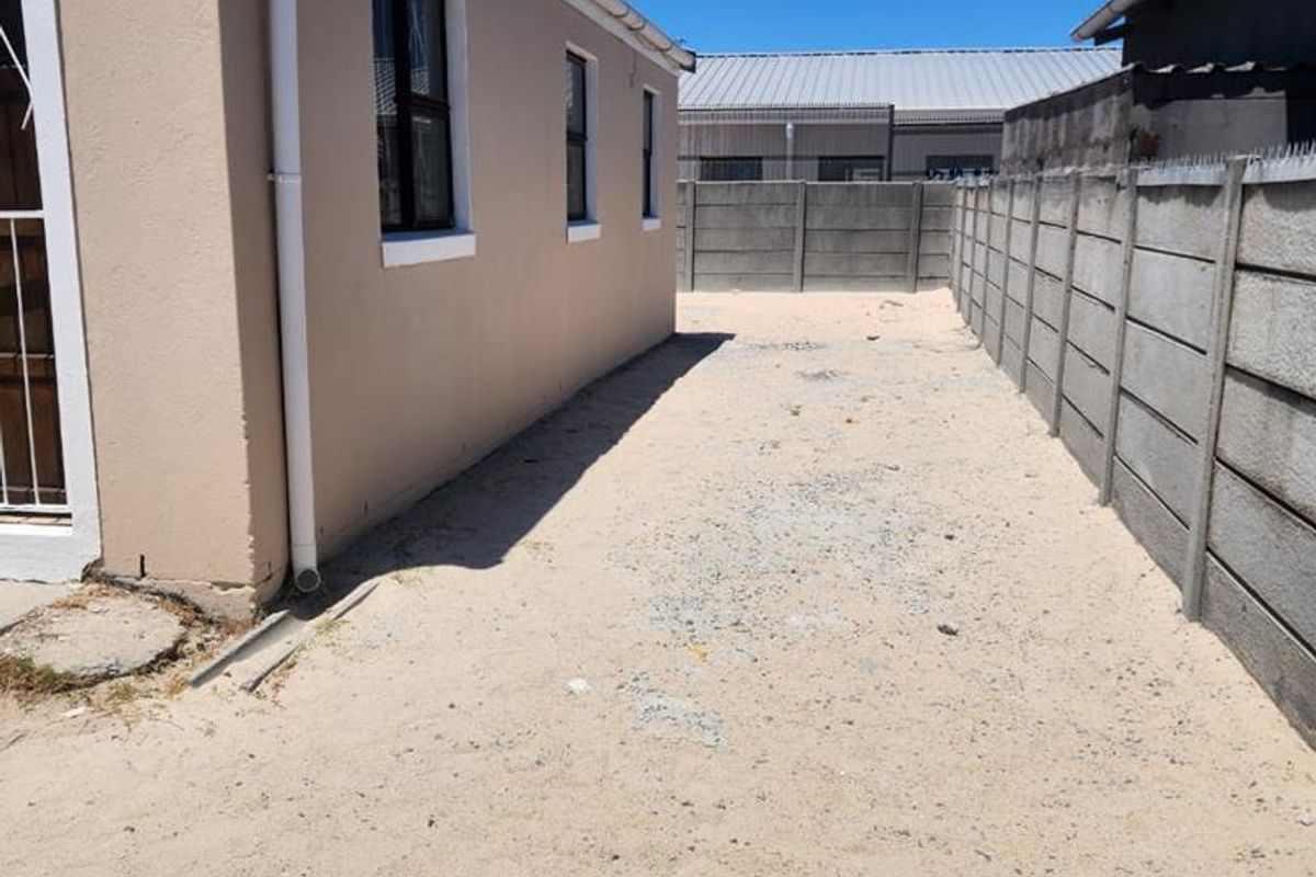 Charming Three-Bedroom Home for Rent in Ilitha Park, Khayelitsha - Photo 2