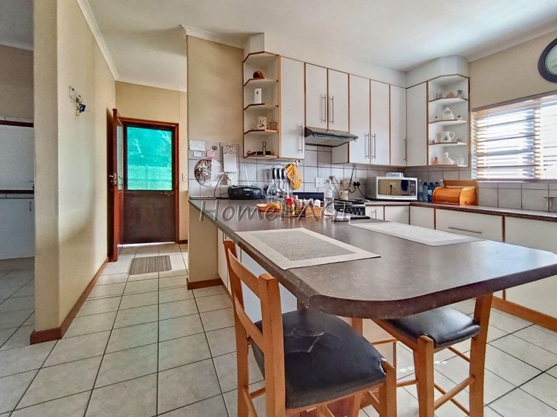 Hermes, Walvis Bay:  Neat 4 bedr home with 1 bedr flat is for sale - Photo 7