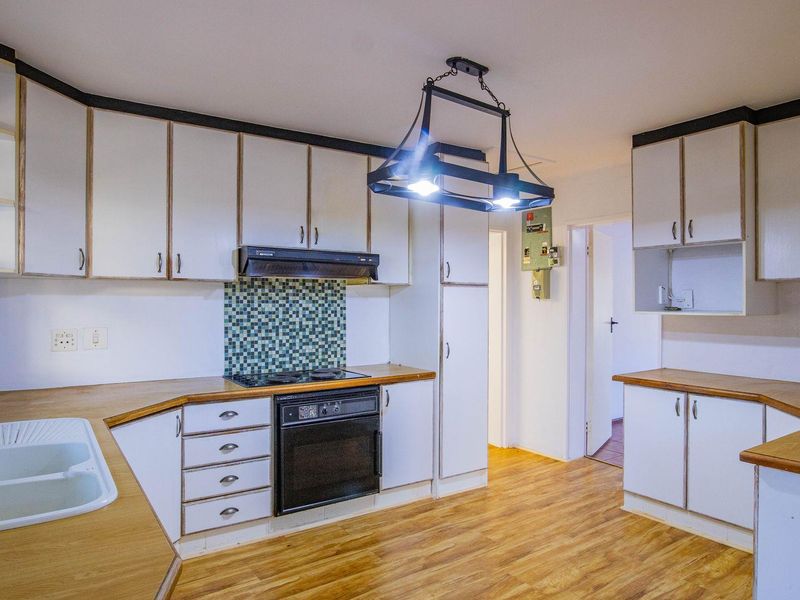 Spacious Family Home with Dual Living & Workshop Potential - Photo 6