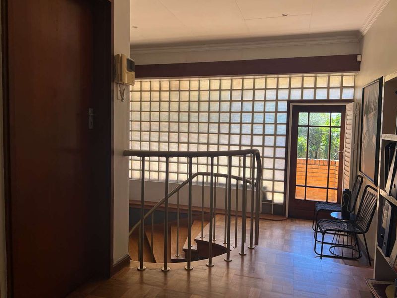 GRAND FAMILY HOME IN PRESTIGIOUS SUBURB - Photo 10