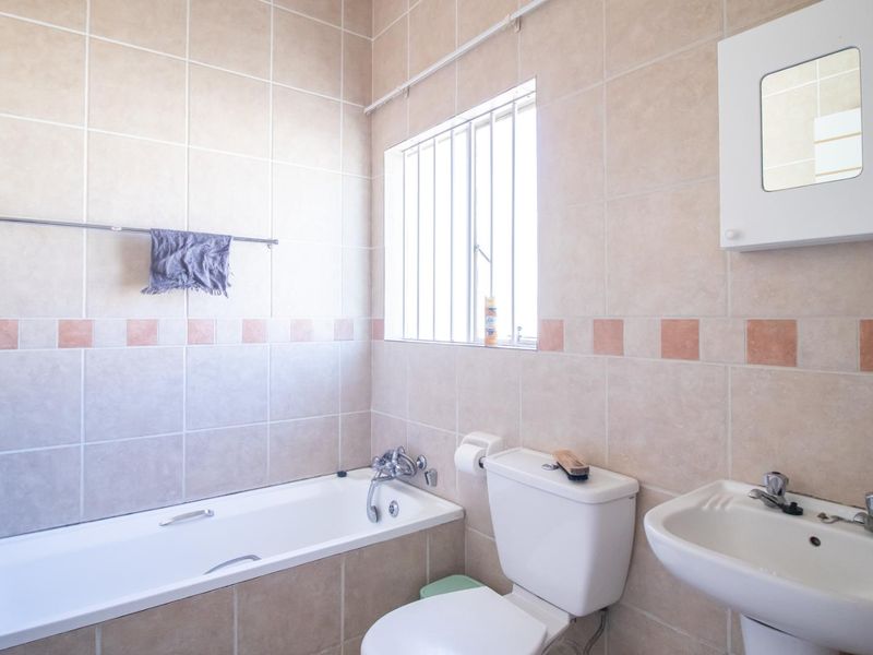3 Bedroom 2 bathroom home - Photo 4