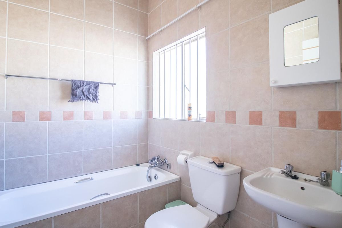 3 Bedroom 2 bathroom home - Photo 4