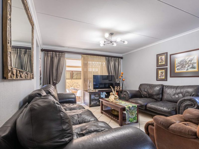 Charming Duplex Unit with Modern Amenities - Photo 6