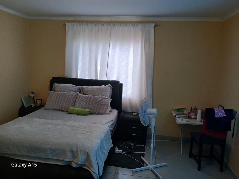Buy a 3 bedroom house in Ondangwa, Extension 2, Selling at N$ 800 000 excluding costs. Erf size 450 square meters 3 bedrooms, master bedroom with ensuite  Open - Photo 7