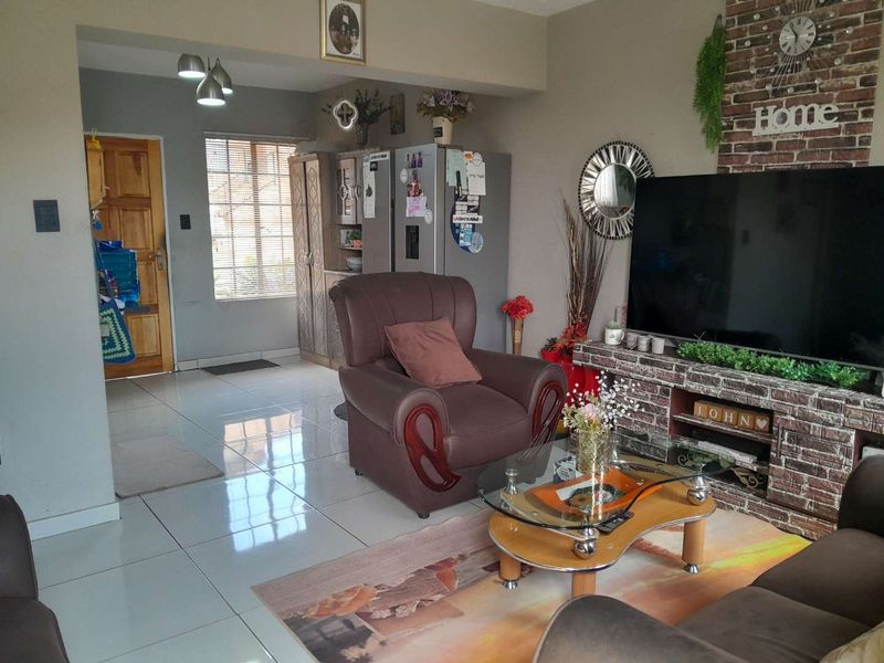 Full title 3 Bedroom Townhouse  in secure access controlled complex in nature estate - Photo 8