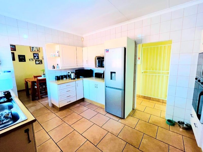 Move-in ready - Photo 2