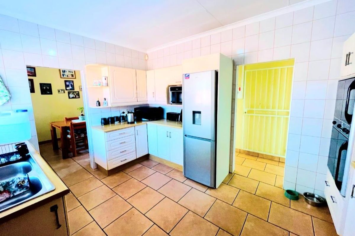 Move-in ready - Photo 2