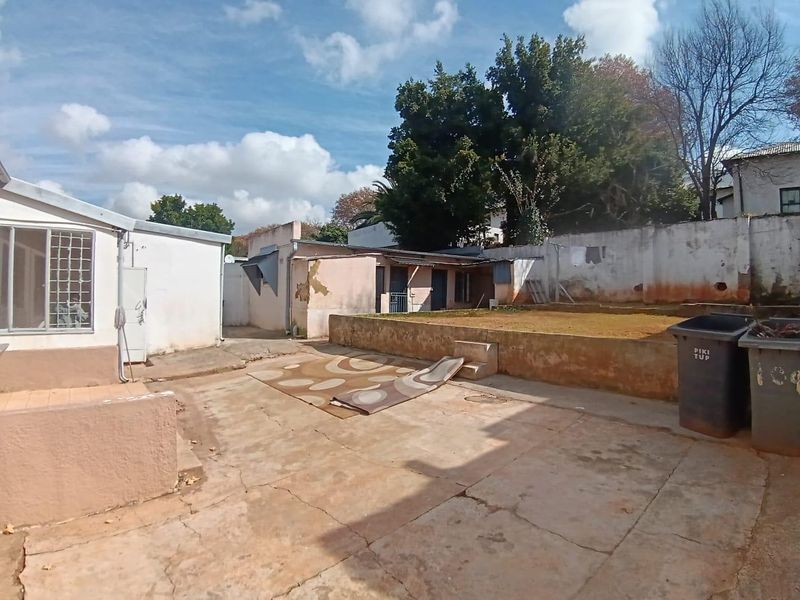 Charming 2 bedroom home with 3 cottages in quiet secure area - Photo 9