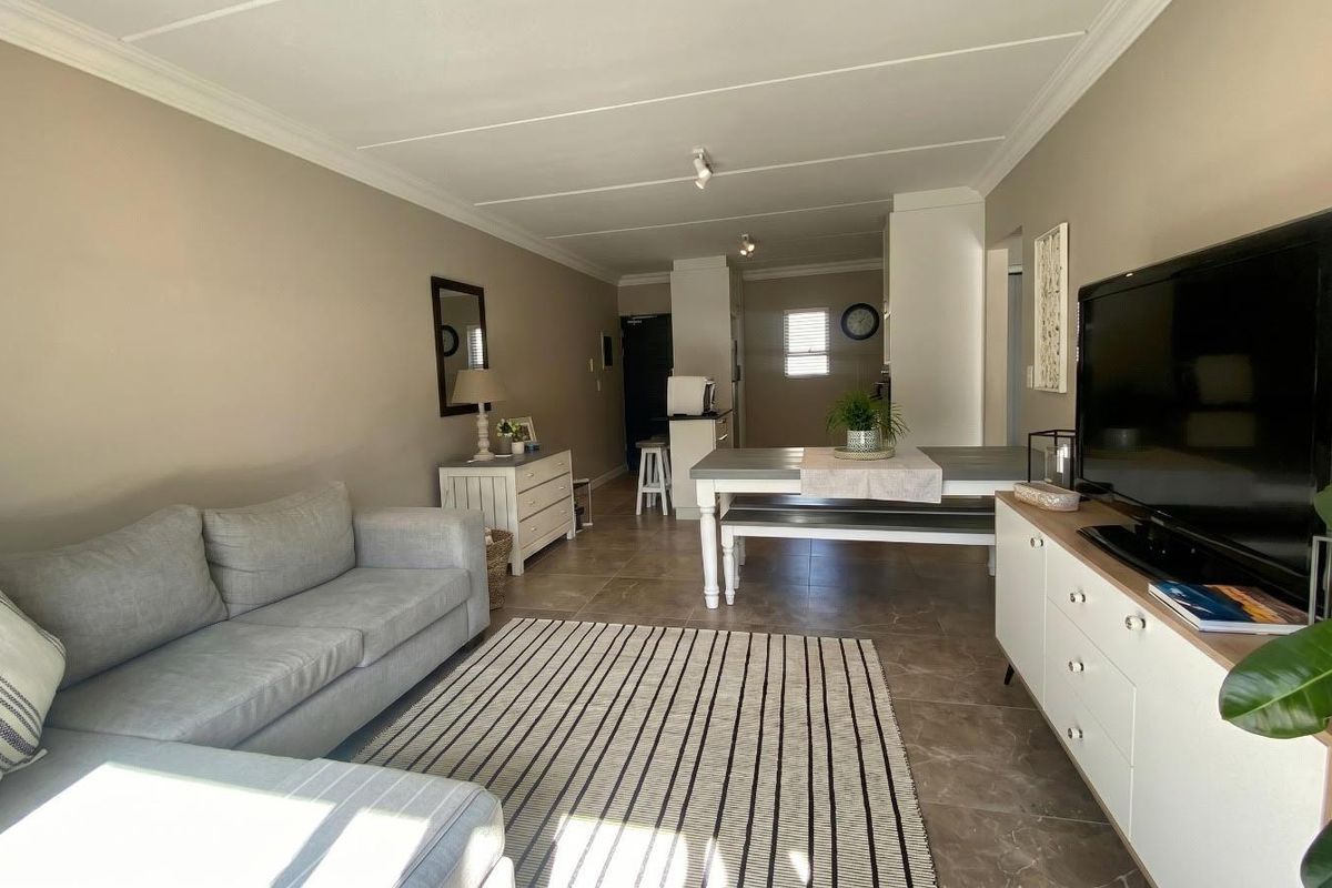 2 Bedroom, Off Street, Quiet Apartment - Photo 4