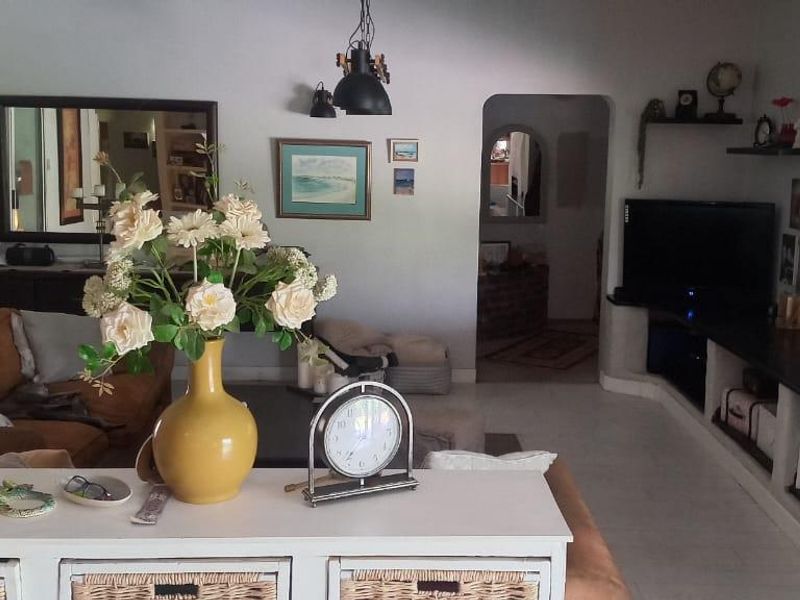 Stunning 4-Bedroom Family Home with Exceptional Entertainment Facilities - Photo 7