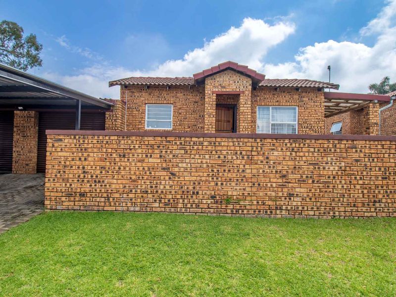 Pet-Friendly 3-Bedroom Simplex with Large Wrap-Around Garden - Photo 3