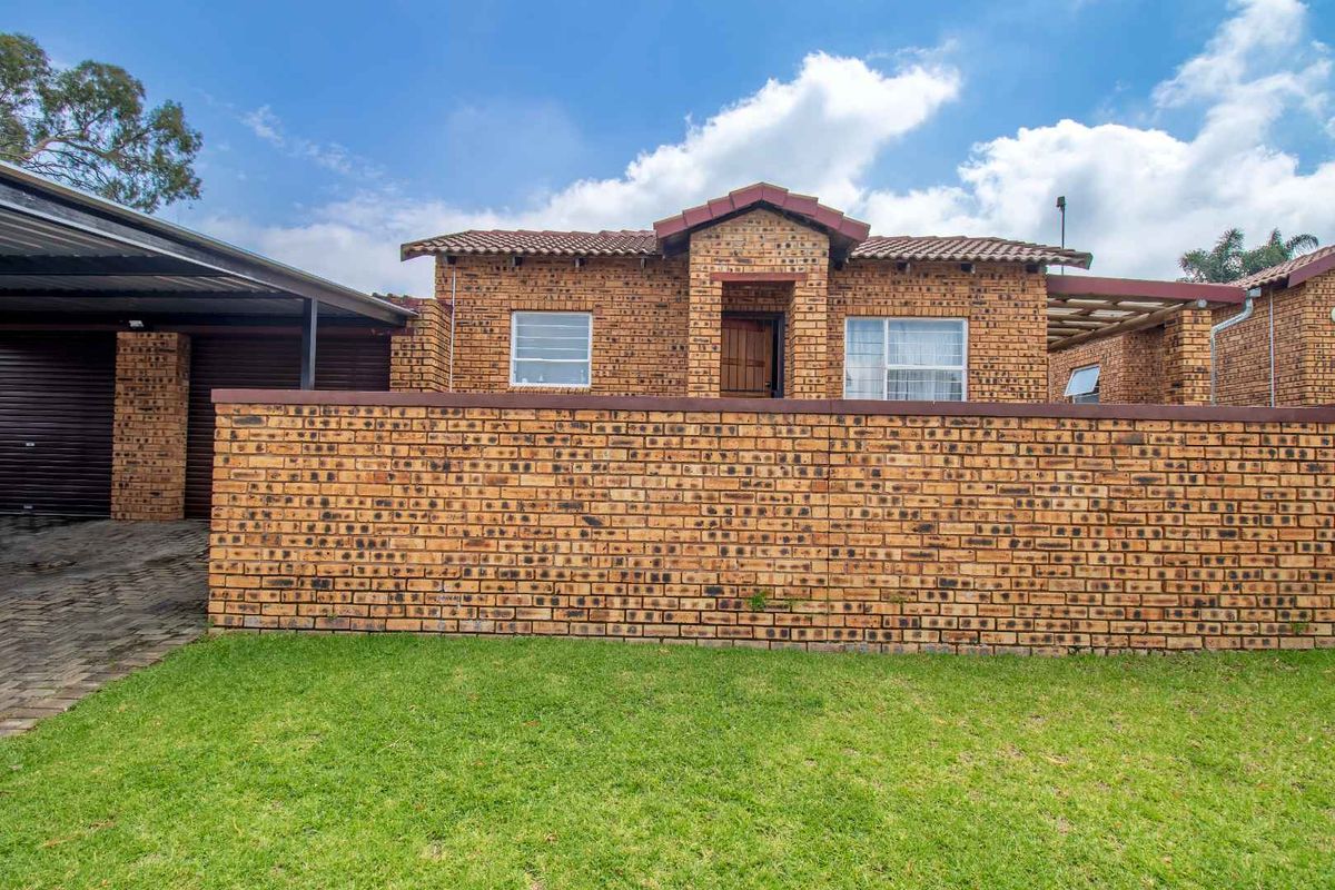 Pet-Friendly 3-Bedroom Simplex with Large Wrap-Around Garden - Photo 3